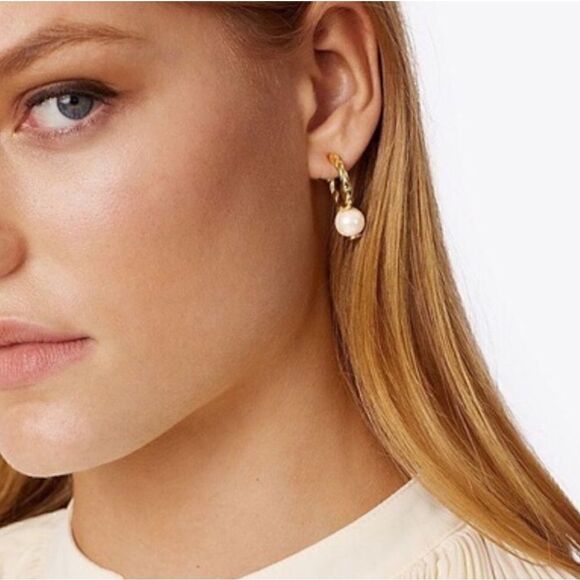 TORY BURCH 18K GOLD PLATED ROPE HOOP AND PEARL EARRINGS - Picture 3 of 6